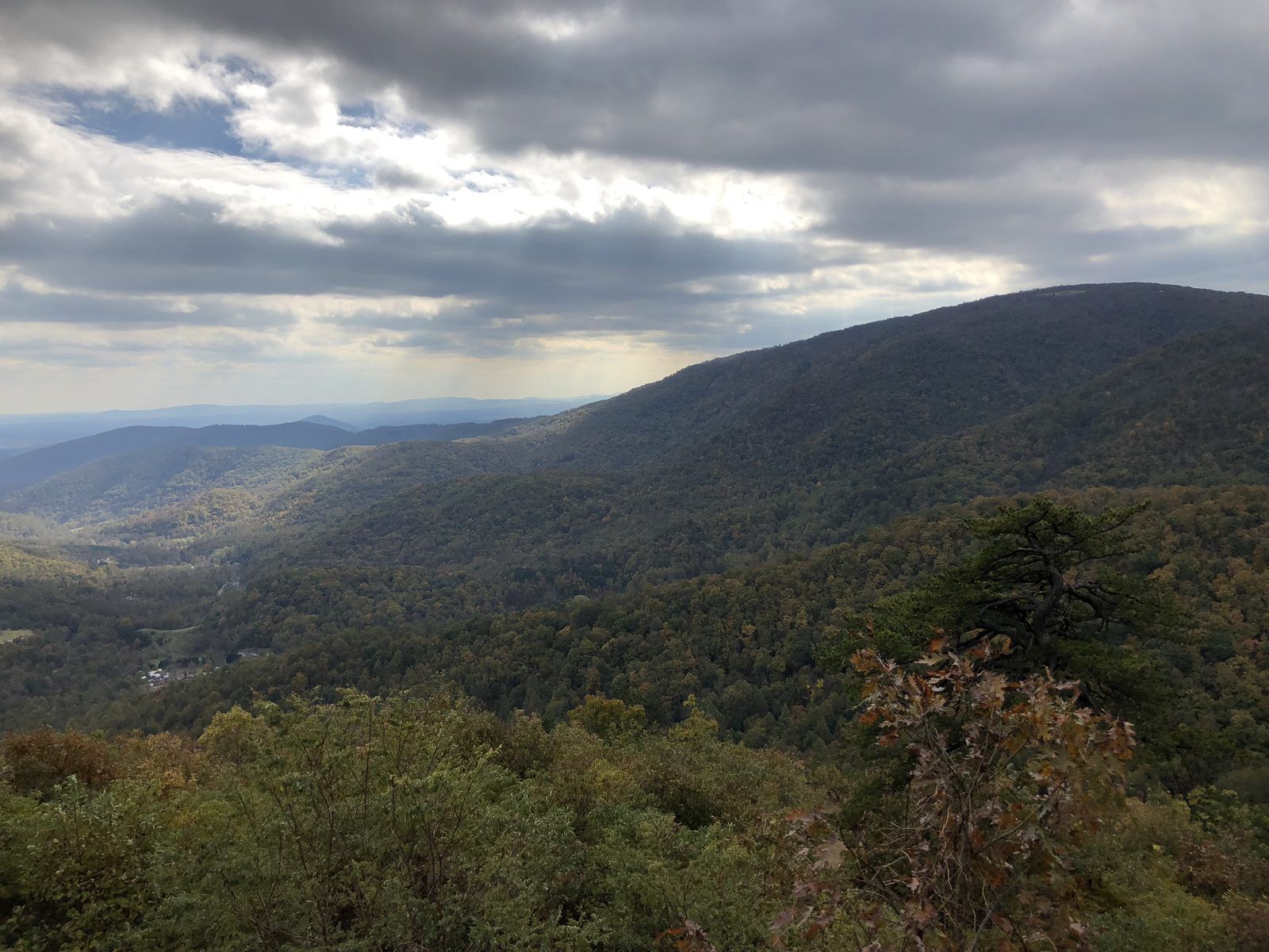 2018-10-28 14 09 39 View south from the Bacon Hollow Overlook along Shenandoah National Park's Skyline Drive in Greene County, Virginia